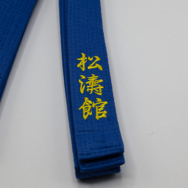 blauer Karate Gürtel bestickt in gelb mit Shotokan